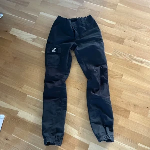 Fridluftsbyxa från revolution race - Fridluftsbyxa från revolution race som inte kommit till användning så i väldigt bra skick. Supersnygga och härliga med lite stretch bak 🫶