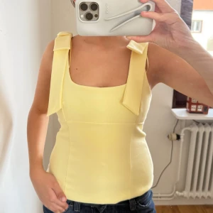Gul topp - Superfin gul topp från zara