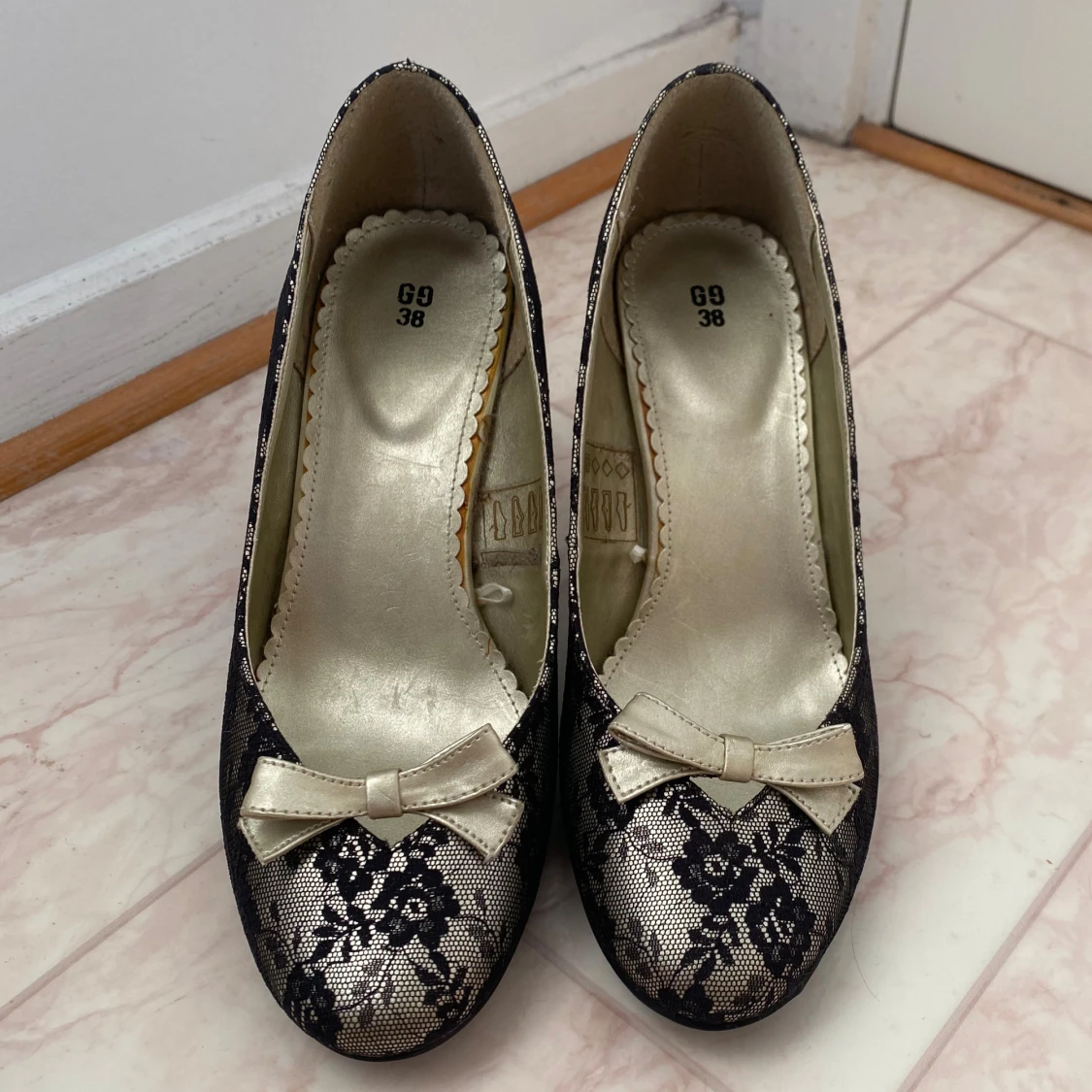 Svarta spetsklädda pumps med rosett