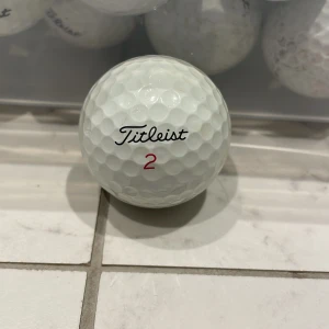 Begagnade golfbollar (Titleist, TaylorMade) - En låda med blandade begagnade golfbollar från kända märken som Titleist och TaylorMade. Bollarna är i varierande skick, Nästan alla i mycket  bra skick. Inte många taylormade kvar så går inte att köpa många.                                                     Titleist - 11kr st      Taylormade - 11kr st