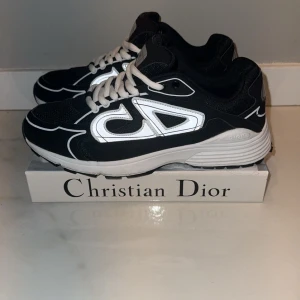 Säljer ett par skor  - Säljer ett par svarta sneakers 