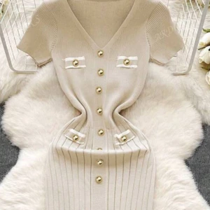 Beige ribbad klänning med knappar - !Aldrig använd! Supersnygg beige ribbad klänning med kort ärm och v-ringning. Klänningen har dekorativa guldknappar framtill och vita detaljer vid fickorna. Den är figurnära och har en klassisk, stilren look som passar perfekt till en fin middag emler tjej kväll.