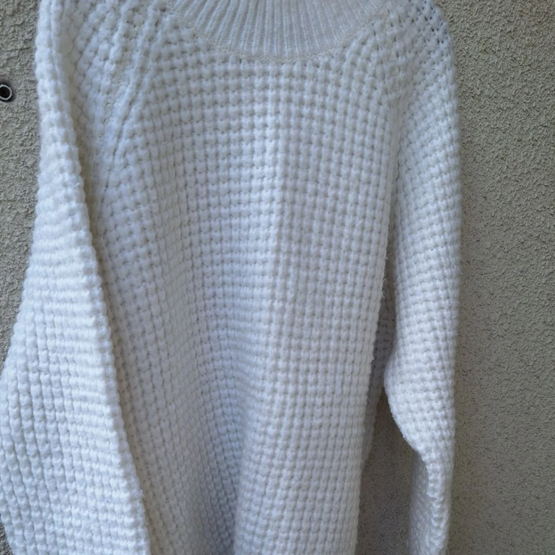 Vit stickad tröja med grov struktur
