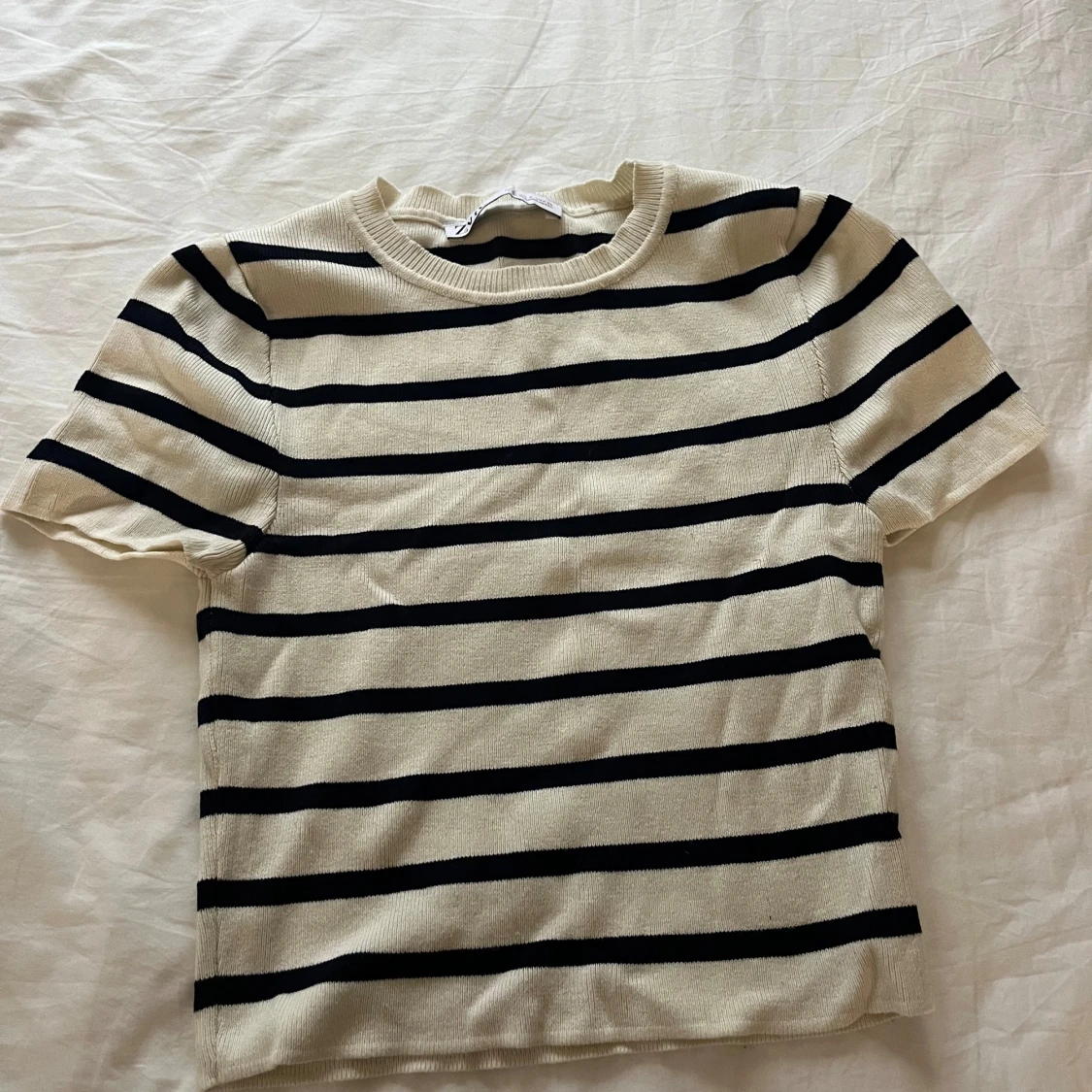 Randig beige och svart t-shirt