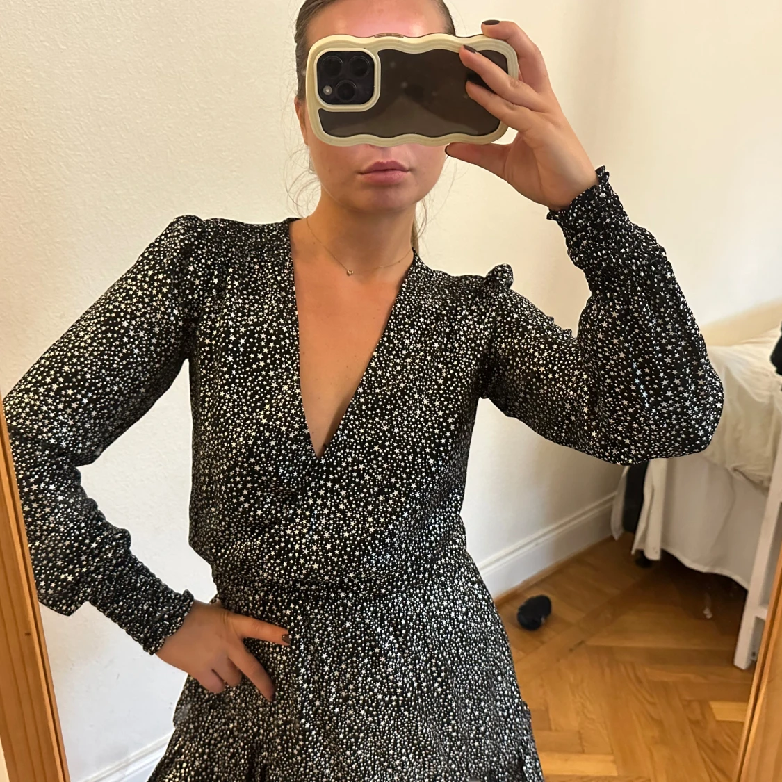 Svart kortklänning med vita prickar