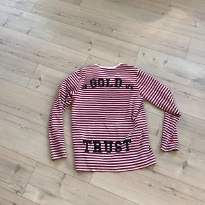 In Gold We Trust Longsleeve⭐️ - Säljer denna tvärfeta In Gold We Trust Longsleeven i bra skick! Tröjan är i storlek M men jag skulle nog tro att den går att bära om man har S. Bara att höra av sig vid funderingar!🙌🏼