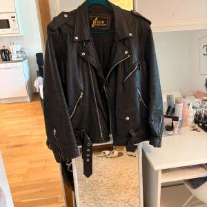 Äkta läder jacka - En äkta laser jacka! Vet inte storleken men skulle siga M L beror på hur man vill att den ska sitta! Om du har några frågor tveka inte att höra av dig!