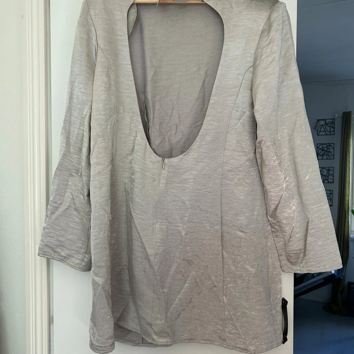 Beige kortklänning med öppen rygg - 1