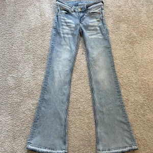 Lågmidjade jeans från Weekday 26/32 - Ljusblå lågmidjade booutcut jeans från Weekday, Cheap Monday. Använda 2 gånger. Uppsprättade ben som går att sy upp igen.   Storlek: 26/32 Midjemått: 35cm Innerbenslängd: 80cm  Nypris: 399  Skriv privat om frågor 💕
