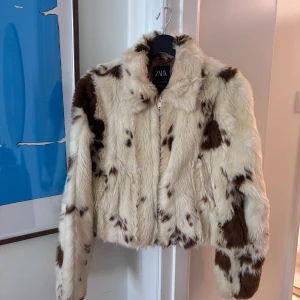 Pälsjacka  - Jätte cool och unik fusk pälsjacka från Zara (finns inte att köpa längre). Bra skick på utsidan med lite defekter på insidan som inte syns. 