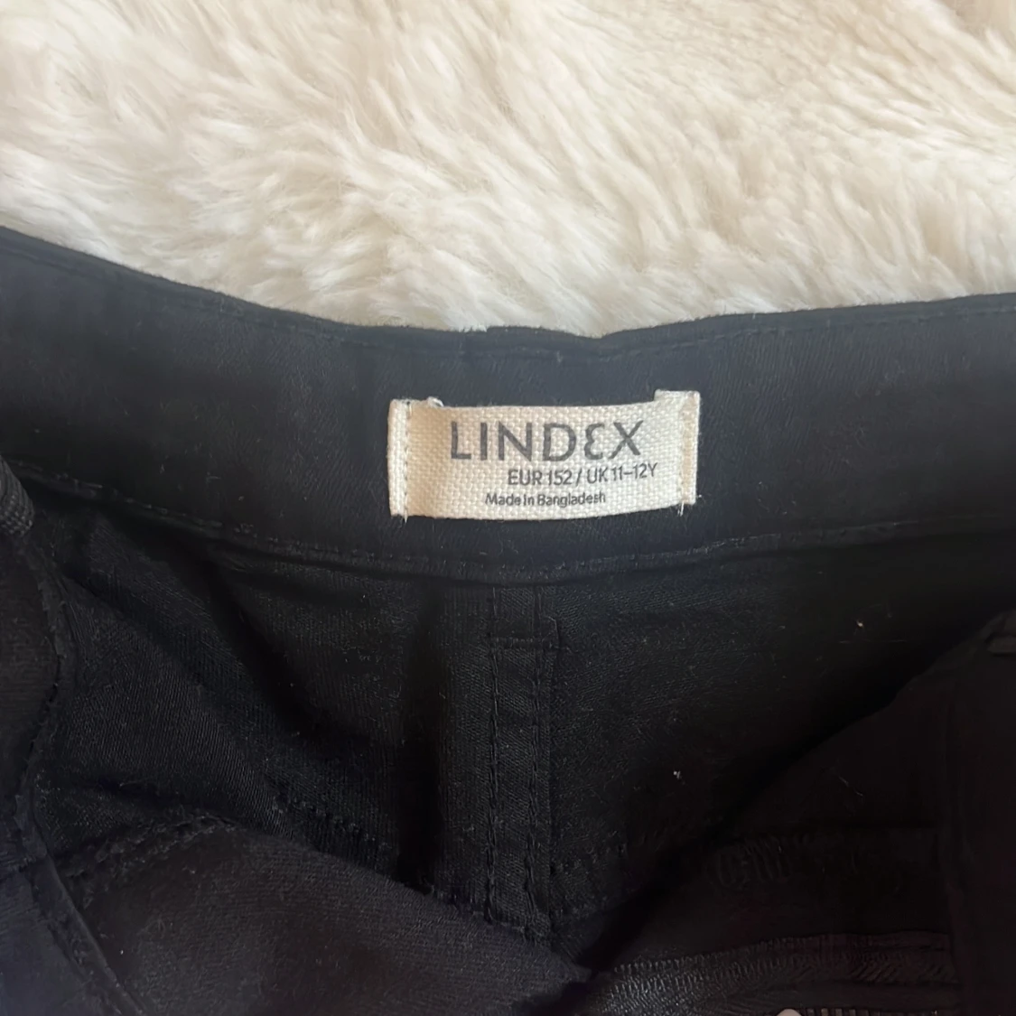 Svarta jeansshorts från Lindex - 2