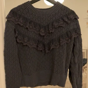 Mörkgrå stickad tröja med volang - Söt tröja, stilren🥰🥰🥰