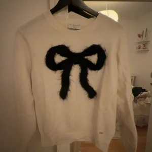 Vit stickad tröja med svart rosett - Jättefin, passar även S🩷❤️🩷❤️