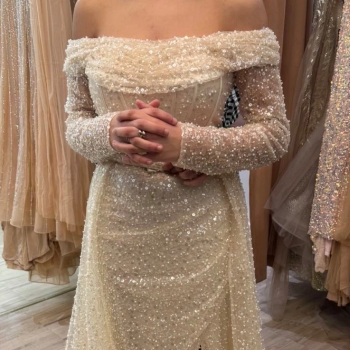 Champagnefärgad glittrig festklänning  - 1