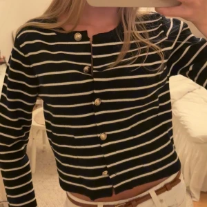 Randig kofta med guldknappar - Jättesöt kofta från Zara, strl M men skulle säga att den sitter som en S❤️❤️❤️(aldrig använd och plick tar pengar därav priset) 
