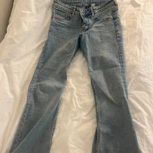 Ljusblå bootcut jeans  - Snygga ljusblå jeans  med klassisk femficksdesign och bootcut-ben. Jeansen har normal midja och är tillverkade i mjukt denimtyg som ger en avslappnad vibe. Perfekta för dig som gillar retrostil och vill ha ett par jeans som sticker ut. Storlek 38 men väldigt små i storlek, passar mig som 36, knappt använda