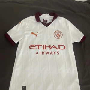 Manchester City vit bortatröja Puma - Man city tröja i mycket bra skick, borta tröja säsong 22/23 Storlwk junior 164 