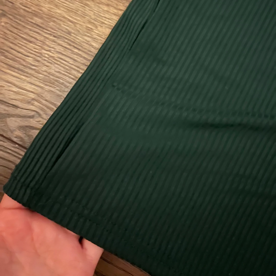 Mörkgrön ribbad one shoulder klänning - 2