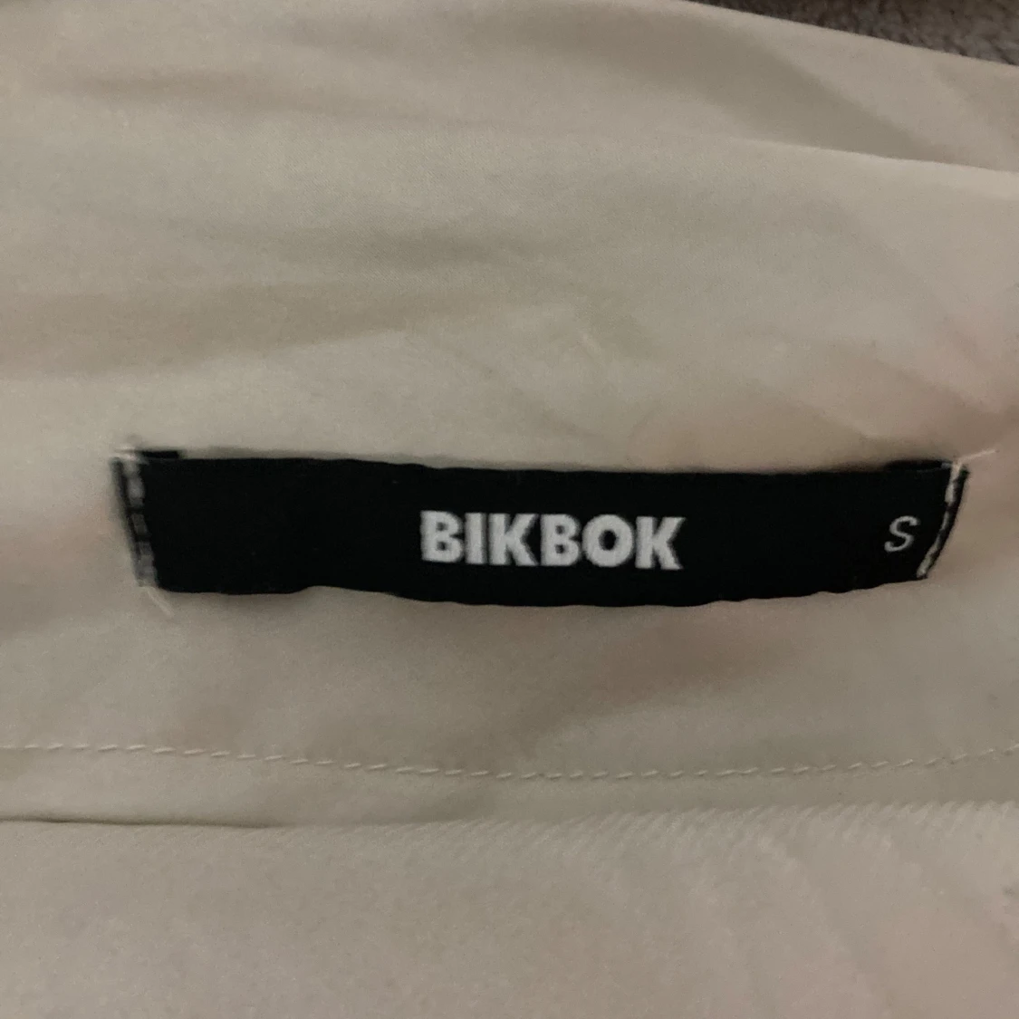 Ljusbeige spetslinne från BikBok - 1