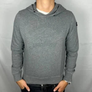 Grå hoodie från Paul & Shark - Storlek: L enligt tagg men sitter som M  - Skicket på hoodien är väldigt bra utan defekter - Vårat pris: 699kr- Nypris: 2399kr - Modellen är 185cm och väger 79kg.  