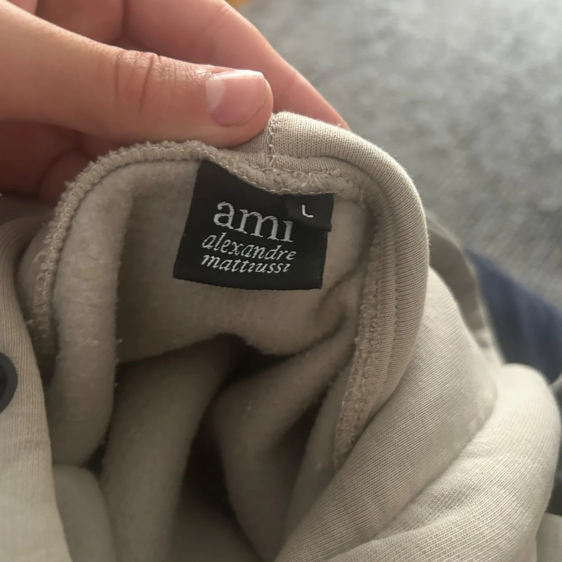 Beige hoodie från Ami Paris med rött hjärta - 4