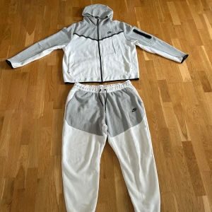 Nike tech fleece - I bra skick!   Avvikelser: missfärgning på vänstra benet (se bild).  Snören till dragkedjorna är slitna.   Djur & rökfritt hem!