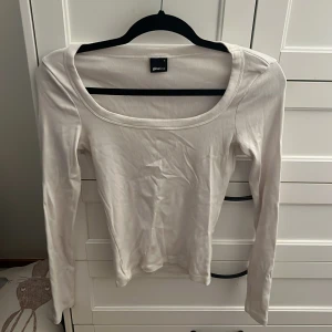 Vit ribbad långärmad topp Gina Tricot - Säljer en vit långärmad topp från Gina Tricot i storlek S. 