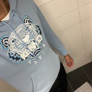 Kenzo hoodie - Tja! Säljer nu en riktigt fet kenzo hoodie för ett schysst pris skick 8,5/10 endast hoodie medkommer.