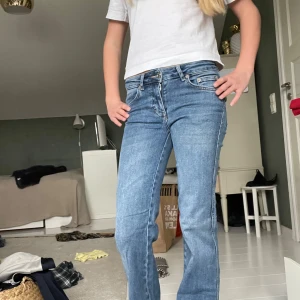 Blåa bootcut jeans  - Säljer dessa Lågmidjade bootcut jeans då det är för tajta i midjan, det är i storlek xxs short length och för mig som är 1,60 cm är de perfekta i längden, skriv för fler bilder 