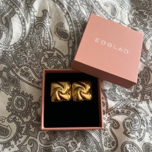Örhängen guld - Guldiga örhängen från Edblad i modellen Milky Way Studs och i storlek L. Aldrig använda. Nypris 699kr.                                       Kolla gärna in mina andra annonser och köp gärna bundle för att få extra rabatt🫶