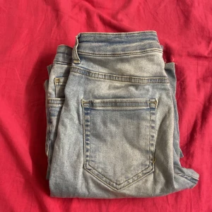 Ljusblå blowcut jeans från ONLY - Ett par blåa jeans från lager 157. Har använts ett par gånger.