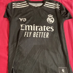Real Madrid svart fotbollströja - Svart real Madrid t-shirt som köptes i mellan östern. (DOPE)