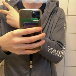 EA7 Emporio Armani grå mjukisbyxor - Hej säljer den här snygga tracksuiten från EA7 Emporio Armani då de inte kommer till användning längre hoodien e använd mycket mer än byxorna bycxorna e testade 1 gång hemma ny pris≈3000kr+ mitt pris 1200 inte hugget går alltid att förhandla om priset skriv vid mer frågor