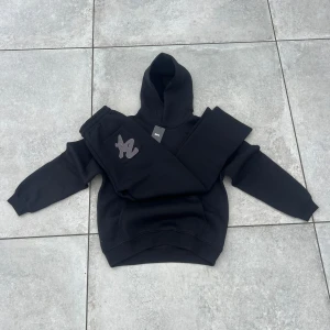 AZERO tracksuit i svart och grått - Onyx black and stone gray tracksuit available.