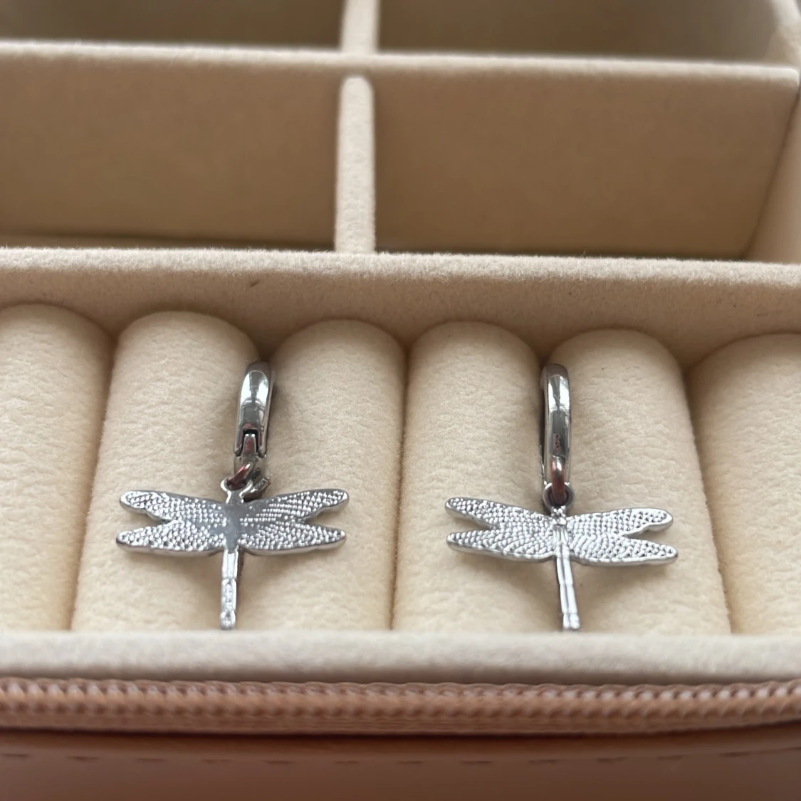 Silvriga örhängen med trollslända från Timo of sweden - 1