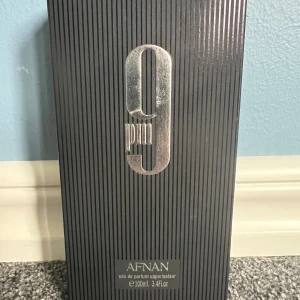 Afnan 9pm Eau de Parfum 100ml - Stilren parfym från Afnan, 9pm, i stor flaska på 100ml. Tillverkad i Förenade Arabemiraten. Perfekt för dig som vill sticka ut med en modern och trendig doftdesign. Sprutat kanske 8 gånger