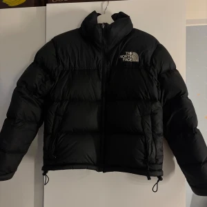 Vinterjacka från the north face  - Svart pufferjacka från The North Face som använts en vinter så fortfarande i väldigt bra skick. Köptes för 2500 men säljer för 1500. 💕