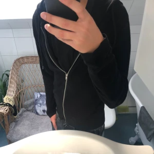 Jack & Jones stickad hoodie  - Tja! Säljer en as fet stickad hoodie från j&j. Najs ribbat material och skön passform. Hör av dig vid funderingar!