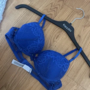 Blå spetsig bh - Säljer en snygg blå push up bh från Newyorker. Fint skick