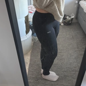 Svarta leggings från ICANIWILL - Säljer ett par svarta leggings från ICANIWILL med diskret logga på benet. De är tighta och har hög midja, perfekta för träning eller chill. Materialet är stretchigt och följsamt för bästa komfort.