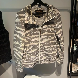 Woolrich windbreaker  - En windbreaker från woolrich som är perfekt nu när det är en blåsig höst 🍂. Skick 8/10. Storlek M men passar även S. Om det är något ni undrar över så är det bara att fråga.