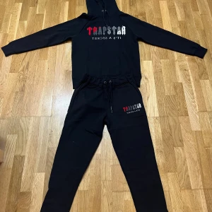 Trapstar  Tracksuit  - Säljer den då den inte passar mig. Den har aldrig blivit använd. Fick den som present. Den är nog äkta.                                                                                 Ändast seriösa köpare. Priset går att diskutera. 