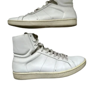 Saint Laurent skor  - Säljer dessa saint Laurent skor i hyfsad bra skick. Storlek 42 kan passa 43 me. Bra skicka förutom lite gula sulor och lite smuts mest på snörena