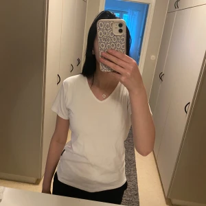Vit tshirt - En vit vanlig tshirt från Clique.☺️Köpt begagnad men aldrig använd så skulle säga toppskick. Strl 40 men sitter som en S/M.💗