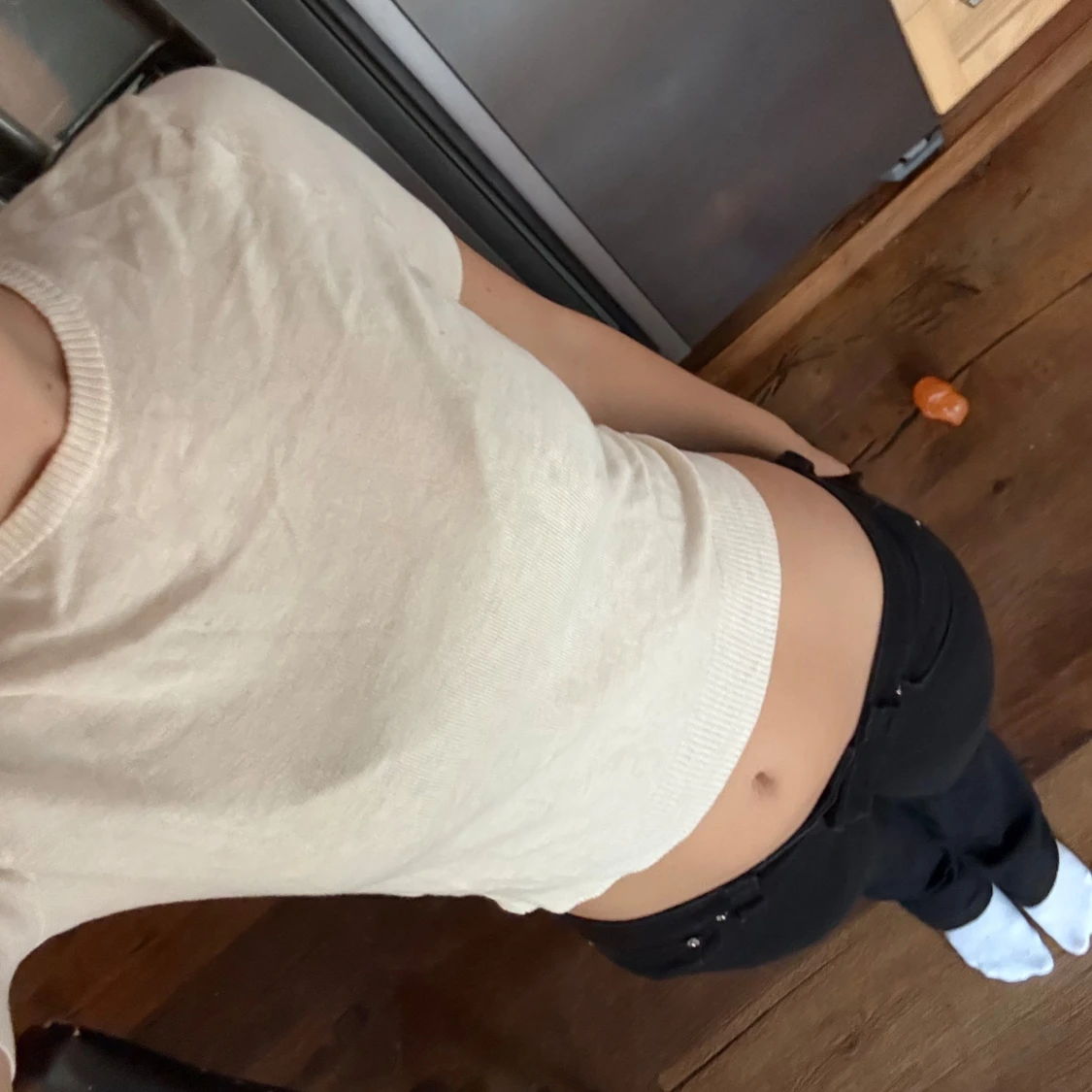 Ljusbeige croppad stickad topp