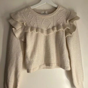 stickad tröja!! - säljer en beige stickad tröja som har mönser och volanger💞