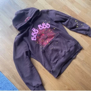 Sp5der Hoodie i nyskick! - En Trendig hoodie från Sp5der! Nypris 1500kr+ Storlek S-M men rekommenderar att du är minst 160 cm lång. Pris kan diskuteras! Äkta vara såklart!