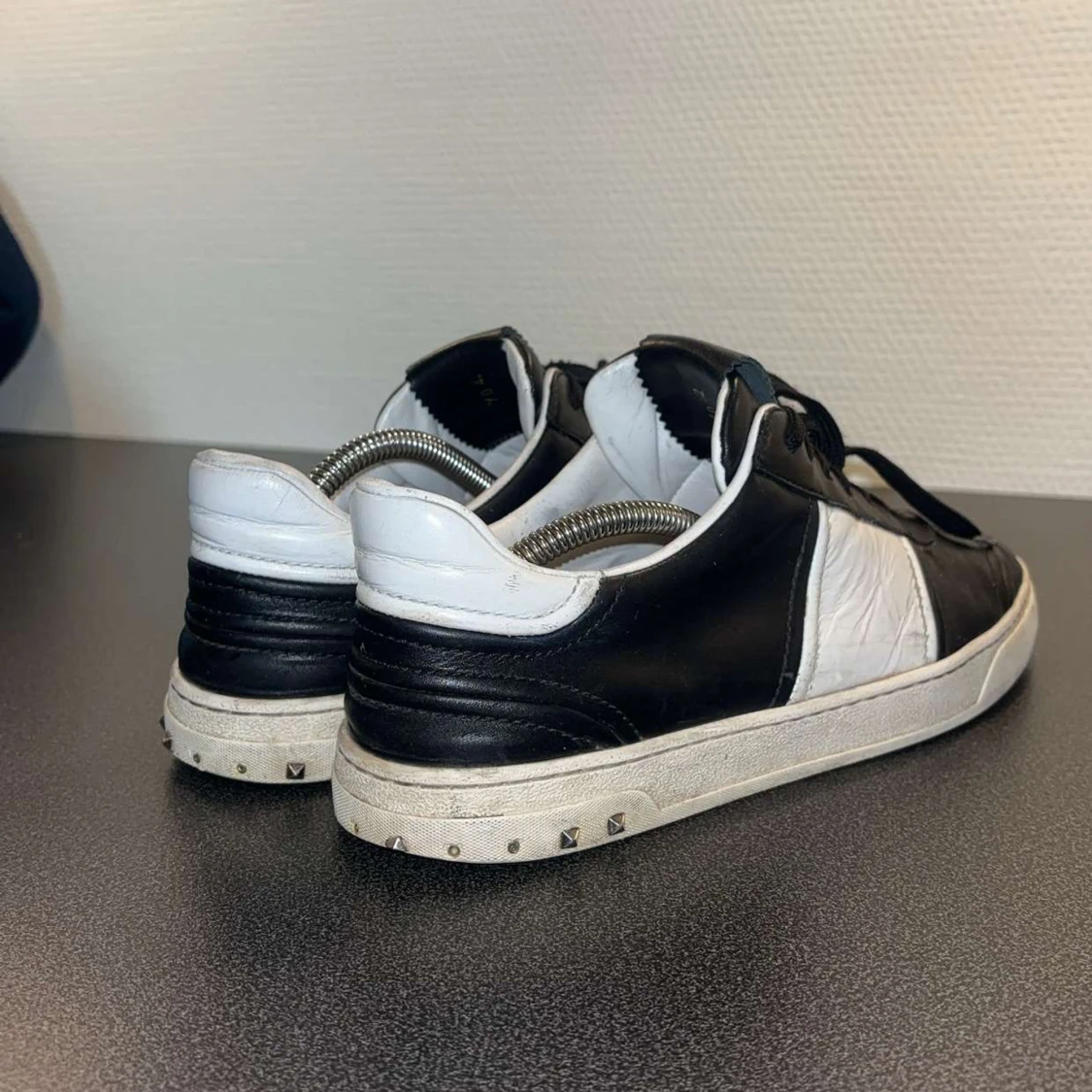 Valentino Garavani svartvita sneakers - 1