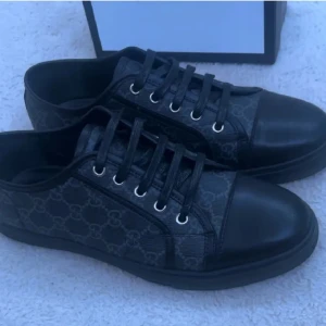 Svarta sneakers från Gucci - Snygga svarta Gucci gg canvas low | Storlek 43 | Skick 9,5/10 endast lite sliten sula annars inga defekter | Allt og medföljer | Tveka inte att fråga och priset är absolut inte hugget i sten!🕶️🙌🏻