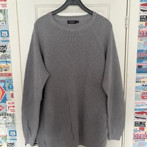 Grå stickad tröja - Säljer denna då den inte längre används. Finns ett litet hål på ryggen som visas på sista bilden. Pris går att diskuteras.